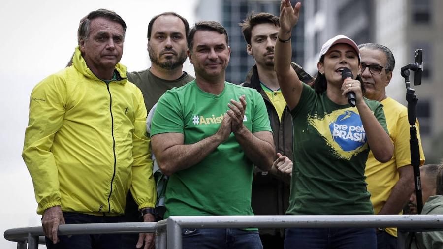 Jair Bolsonaro, Carlos, Flávio, Jair Renan e Michelle em ato a favor da anistia para os golpistas de 8 de Janeiro em abril de 2025 Jair Bolsonaro, Carlos, Flávio, Jair Renan e Michelle em ato a favor da anistia para os golpistas de 8 de Janeiro em abril de 2025