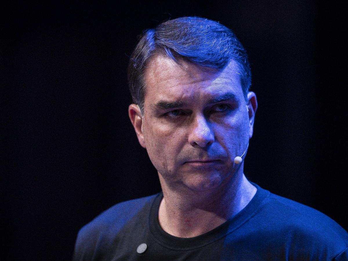 Flávio Bolsonaro lê carta de Jair pedindo união e 'deixar de lado diferenças'