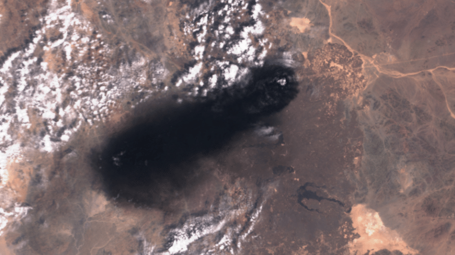 10.set.26 - Imagem de satélite mostra fumaça preta subindo da área do oleoduto Leste-Oeste da Arábia Saudita, ao sul de Medina, na região de Hejaz, Arábia Saudita