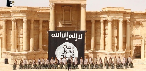 O Estado Islâmico publicou um vídeo na internet em que mostra 25 soldados sírios sendo executados no teatro romano de Palmira - Welayat Homs/AFP