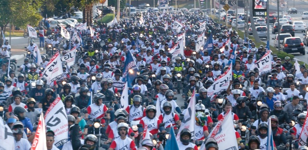 26.ago.2015 - Em protesto, motociclistas pedem volta das motofaixas na cidade - Fabio Braga/Folhapress