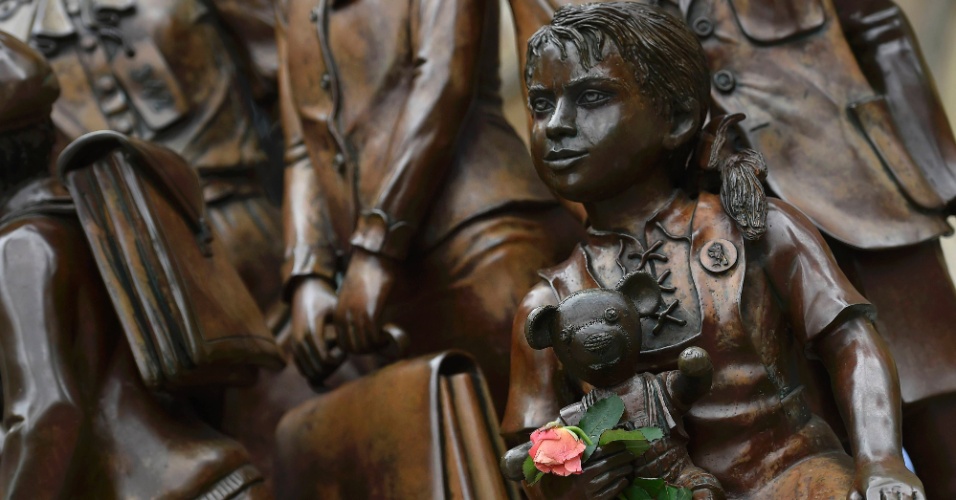 4.set.2015 - Uma rosa é colocada no memorial Kindertransport (nome de uma grande operação humanitária de resgate a crianças judias na época do nazismo), em Londres, no Reino Unido