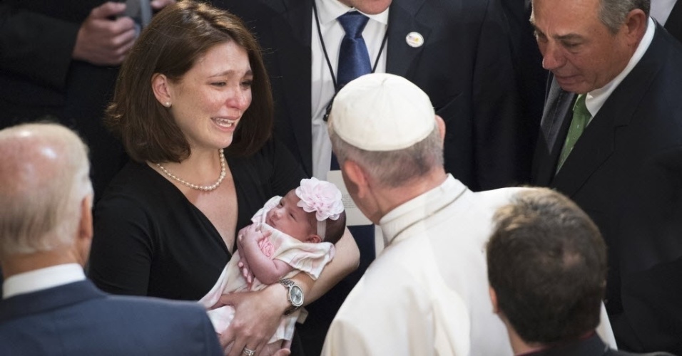 24.set.2015 - Papa Francisco abençoa a recém-nascida Eloisa Rosario Blake, filha de Kristene Blake, assessora do presidente da Câmara dos Estados Unidos, John Boehner (à dir.), no Capitólio, em Washington. O ato do pontífice emocionou a todos