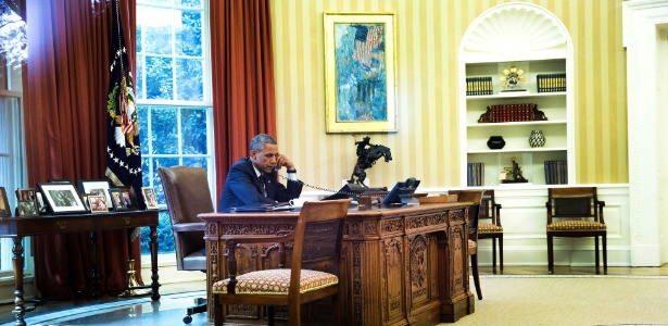 Obama no Salão Oval com o quadro Avenue in the Rain, de Childe Hassam - Doug Mills/The New York Times