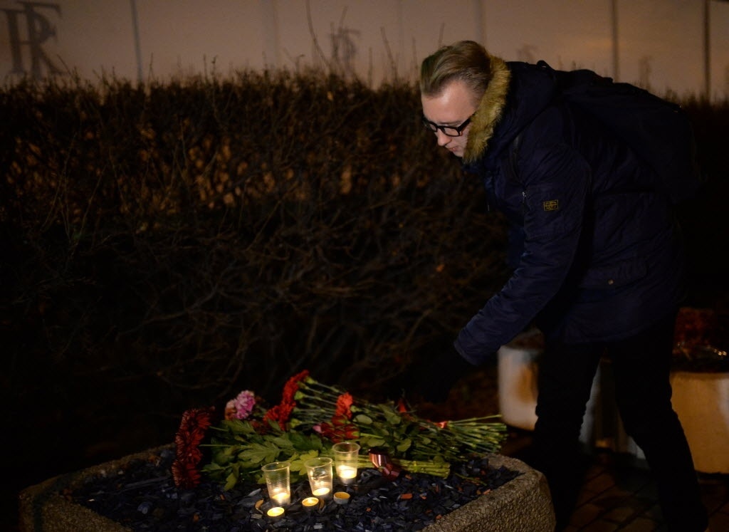 14.nov.2015 - Homem deposita flor em frente à Embaixada da França, em Moscou, na Rússia. Ao menos 120 pessoas morreram em seis atentados terroristas em Paris, na sexta-feira (13) - Pavel Bednyakov/Xinhua
