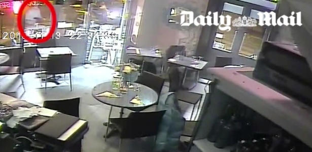 Momento em que o homem com fuzil aparece na entrada do restaurante - Reprodução/Daily Mail