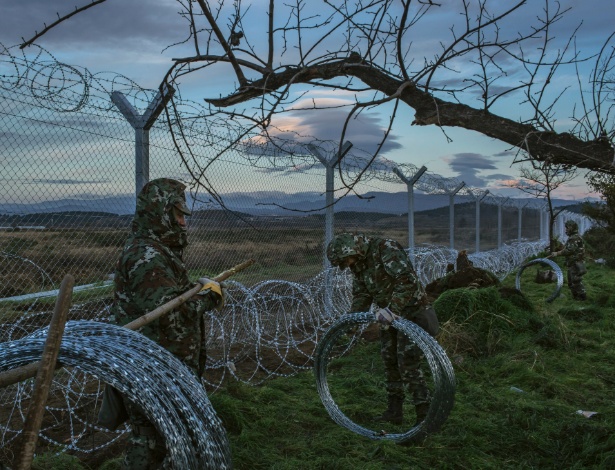 Soldados macedônios reforçam cerca ao longo da fronteira com a Grécia  - Mauricio Lima/The New York Times