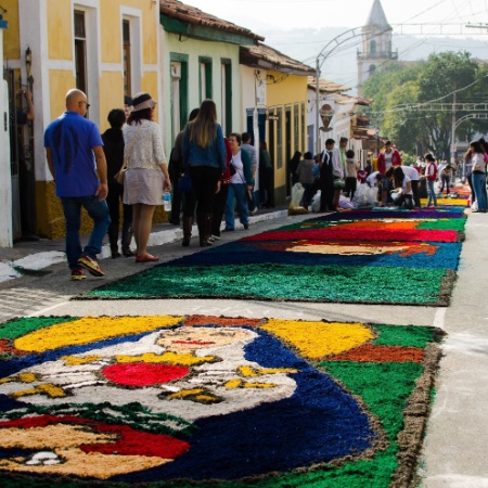 Enfeitar as ruas com tapetes coloridos é uma tradição do Corpus Christi - Rogério Cavalheiro/Futura Press/Estadão Conteúdo