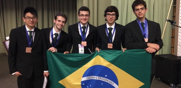 A equipe brasileira: Vitor Daisuke Tamae, Victor Hugo Miranda Pinto, Matheus Camacho, Pedro Lopes e Lucas Vilanova - Divulgação IYPT