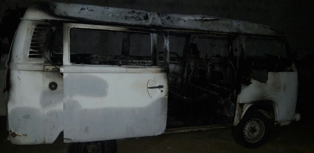 Kombi do motorista Chiquinho Coletivos queimada na cidade de Caicó (RN) - Ilmo Gomes