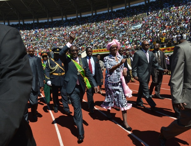 18.abr.2012 - Presidente do Zimbábue, Robert Mugabe, e sua esposa, Grace, em campanha eleitoral em Harere, no Zimbábue -  Credit Lynsey Addario/NYT