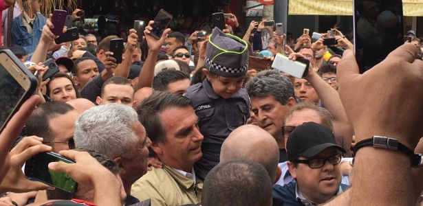 Bolsonaro carrega menina vestida de policial em ato de campanha no interior de SP
