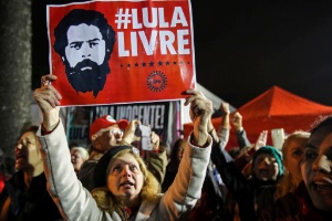 Apoiadores do ex-presidente, Luiz Inácio Lula da Silva, fazem vigília em frente a Superintendência da Polícia Federal no Paraná