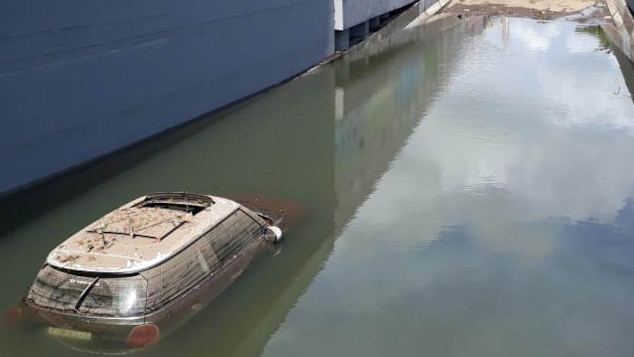 Carro submerso no Av. Armando Lombardi, na Barra da Tijuca, após tempestades que atingiram Rio no dia 6 - Alexandre Durão/Estadão Conteúdo