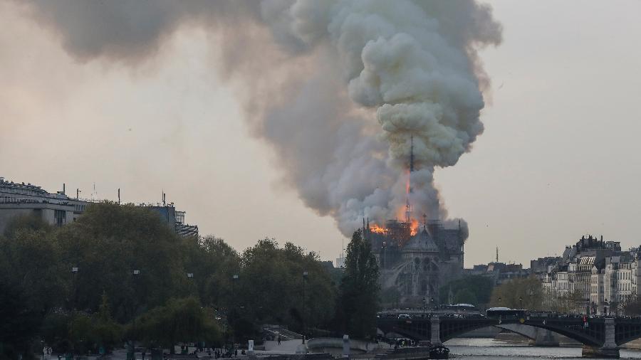 15.abr.2019 - Fumaça sobe enquanto chamas atingem a famosa Catedral de Notre-Dame, no centro de Paris - Francois Guillot/AFP