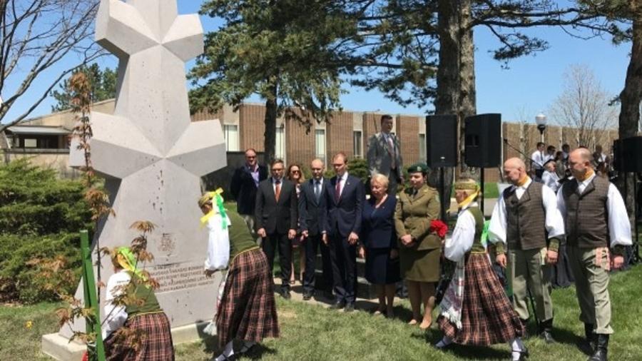 Membros da família do general, bem como o ministro das Relações Exteriores da Lituânia participaram da inauguração do monumento - Ministério das Relações Exteriores da Lituânia