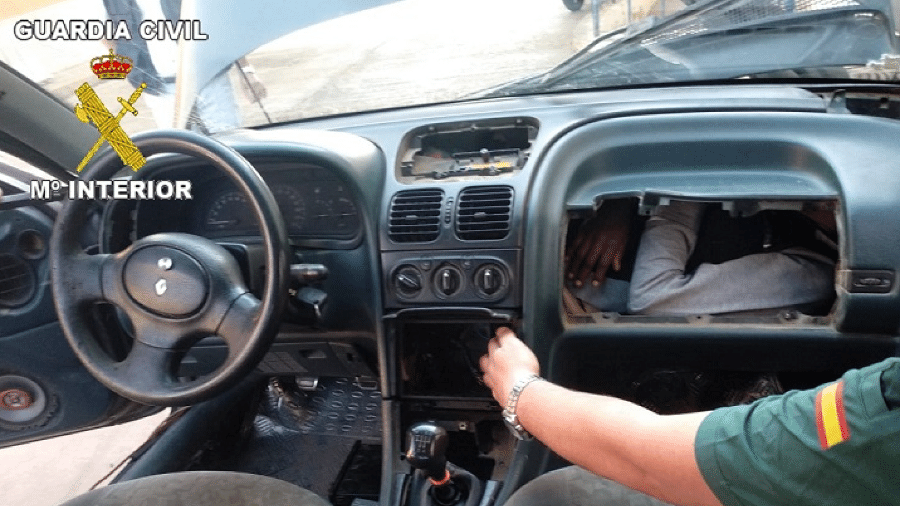 Guarda Civil espanhola flagra refugiado tentando entrar em Melilla no porta-luvas de um carro - Guarda Civil Espanhola