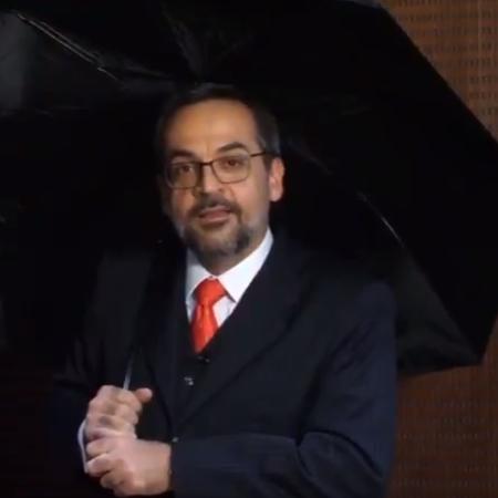 Weintraub já publicou vídeo em que aparece com guarda-chuva para falar de "fake news" - Reprodução