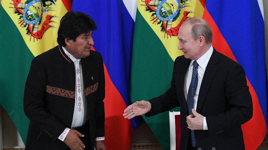 O presidente russo, Vladimir Putin, e seu colega boliviano, Evo Morales, cumprimentam-se durante o encontro no Kremlin em Moscou, na Rússia, no dia 11 de julho - POOL/REUTERS