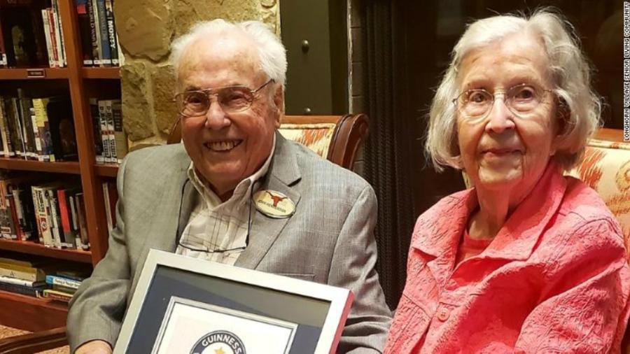 Casal dos EUA é o mais velho do mundo: John, de 106, e Charlotte, de 105 - reprodução/CNN