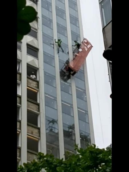 Operários ficaram pendurados após corda se soltar em obra de hotel no Rio - Reprodução/TV Globo