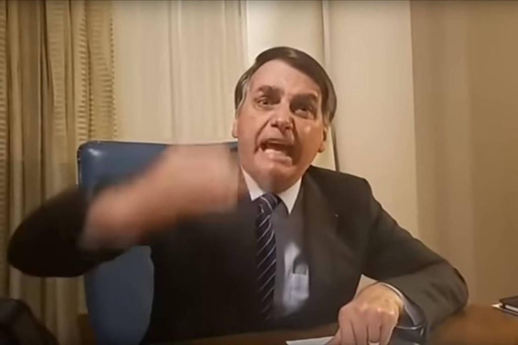 29.out.2019 - O presidente Jair Bolsonaro faz live no Facebook após reportagem da TV Globo sobre o assassinato da vereadora Marielle Franco - Reprodução/Facebook Jair Bolsonaro