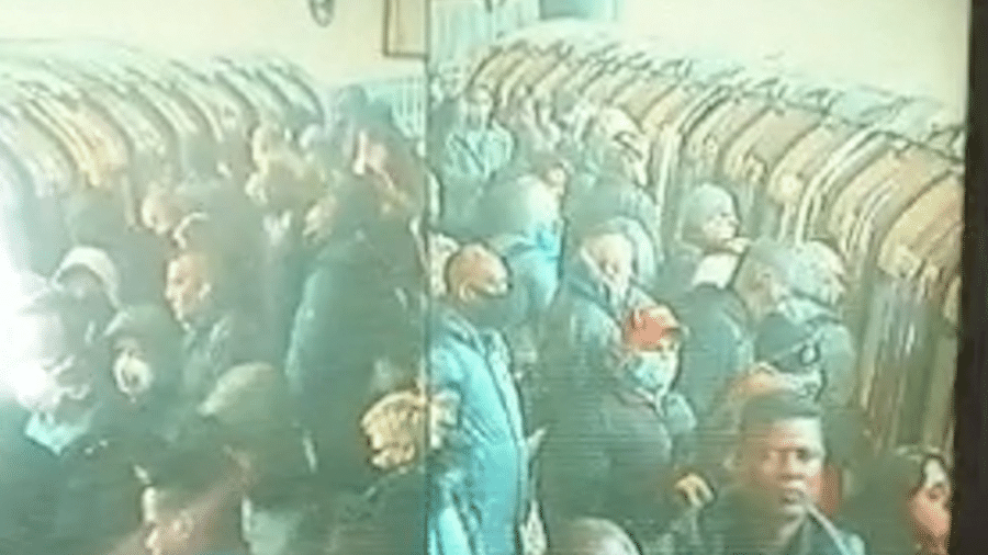 Câmeras registram movimentação intensa no metrô de Londres no dia seguinte ao anúncio do primeiro-ministro de relaxamento de algumas restrições sociais na Inglaterra - Reprodução