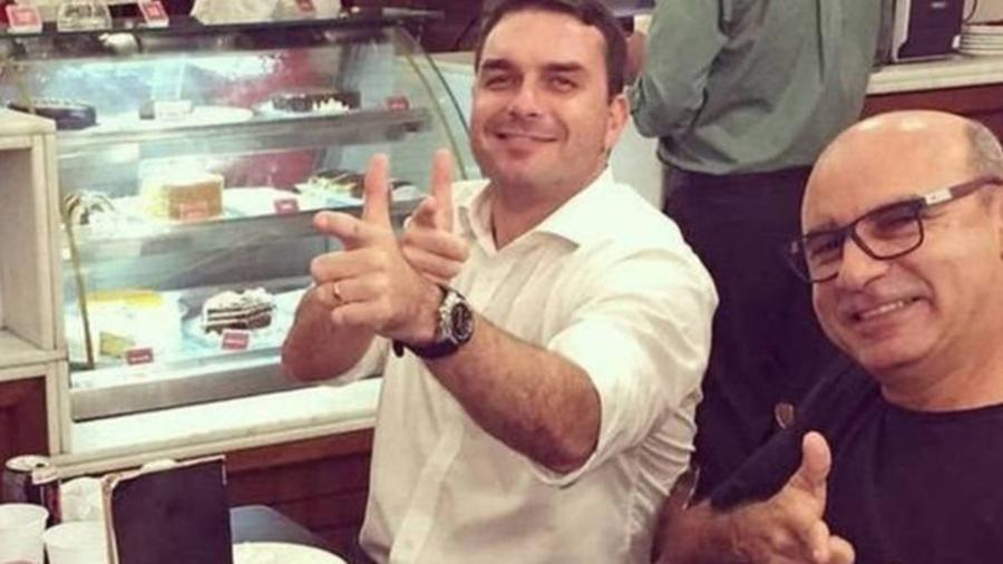 Queiroz (à dir.) é ex-motorista e ex-segurança do hoje senador Flávio Bolsonaro, filho do presidente - Reprodução/Instagram