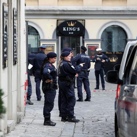 3.nov.2020 - Agentes patrulham ruas de Viena no dia seguinte ao tiroteio; polícia alemã informou estar realizando operações no país, no âmbito da investigação do ataque - Leonhard Foeger/Reuters
