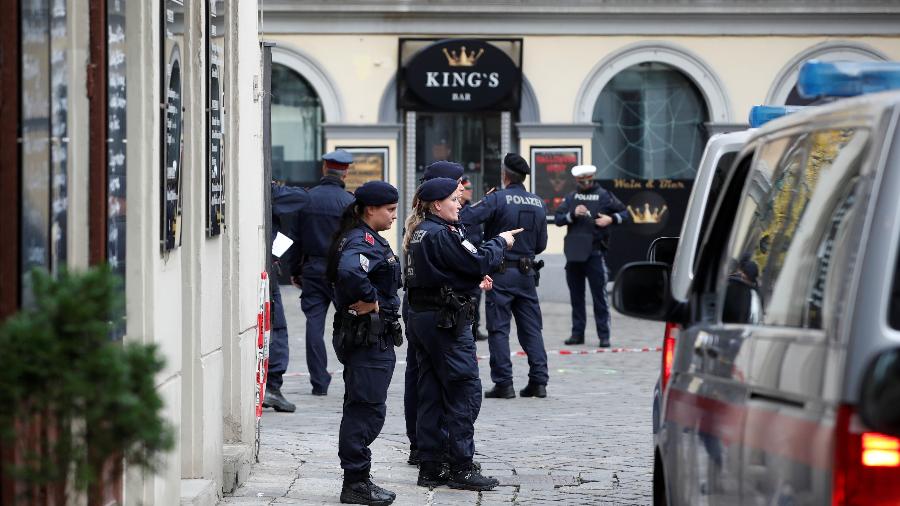 Agentes patrulham ruas no centro de Viena no dia seguinte ao tiroteio; cinco pessoas, incluindo um suspeito, morreram - Leonhard Foeger/Reuters