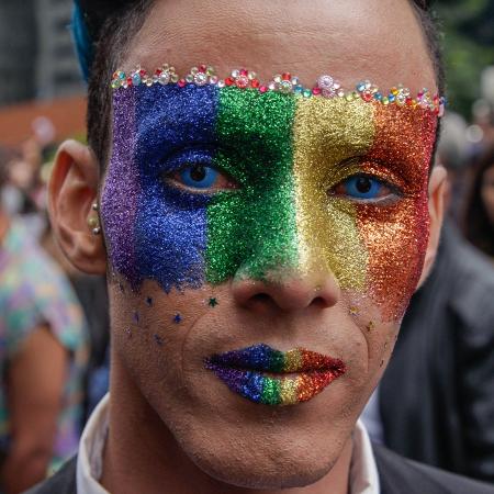 Homem com o rosto pintado na 22ª Parada LGBTQIA+ de São Paulo - iStock