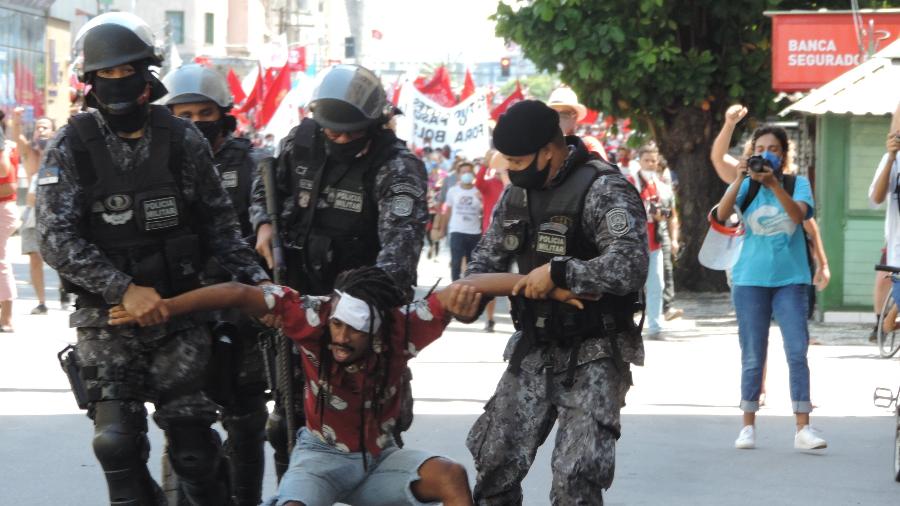 Protestos pacíficos no Recife terminaram após a Polícia Militar atirar contra manifestantes e acertar dois homens nos olhos - Agência Estado