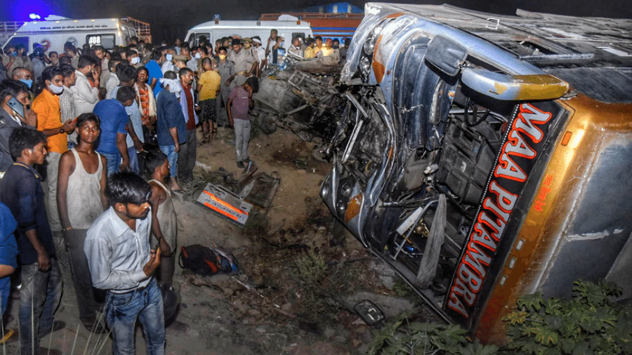Ônibus que transportava trabalhadores e foi atingido por um caminhão no estado de Uttar Pradesh, na Índia - Reprodução