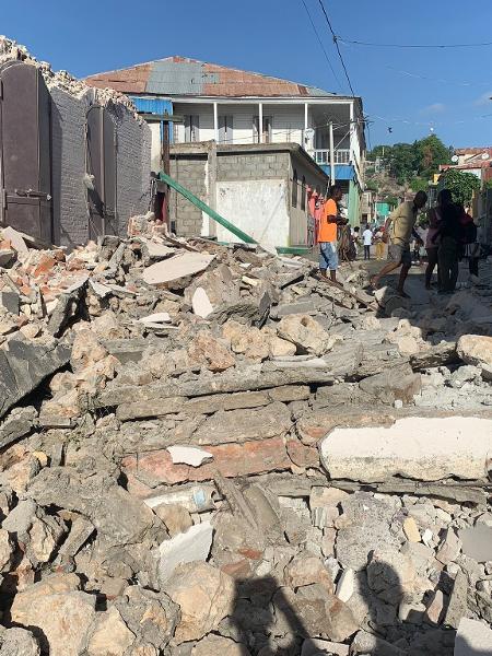 População em meio a escombros produzidos por terremos no Haiti neste sábado (14) - @Mundo_News no Twitter