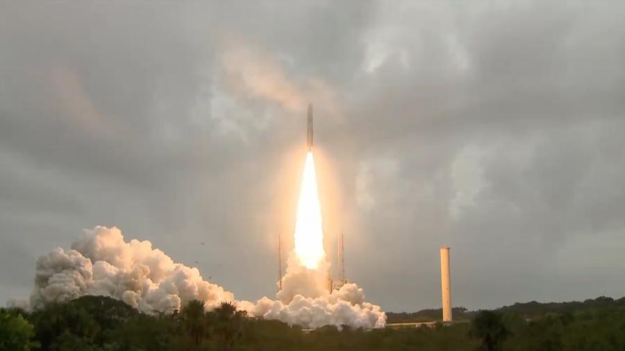 Foguete Ariane 5, que levou o telescópio James Webb ao espaço, durante o lançamento em 25 de dezembro - Esa