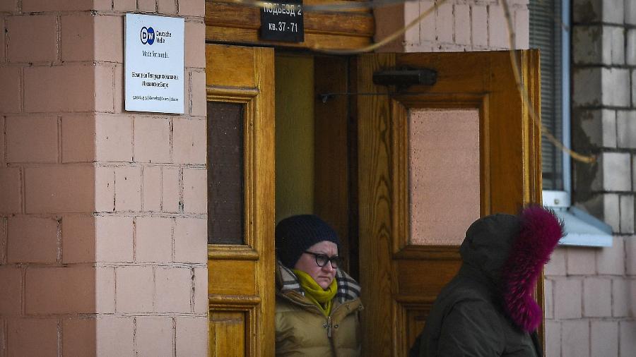 04.fev.22 - Pessoas deixam um prédio da emissora pública alemã Deutsche Welle em Moscou - NATALIA KOLESNIKOVA/AFP