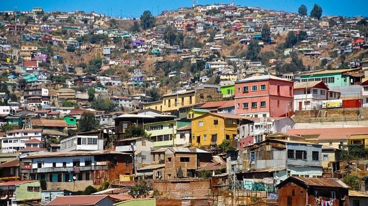 La pobreza en Chile es visible en varias ciudades incluyendo Valparaíso - Getty Images - Getty Images