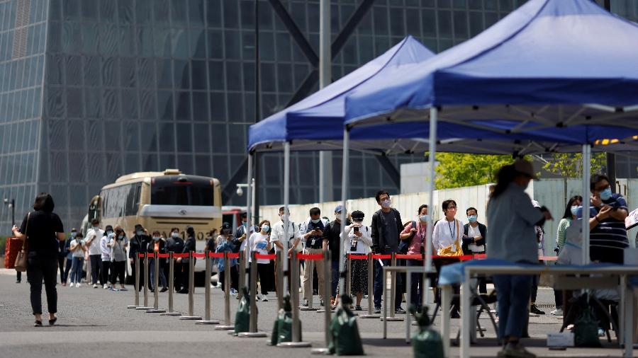 Pessoas fazem fila para fazer o teste de covid-19 em Pequim, China - REUTERS/Carlos Garcia Rawlins