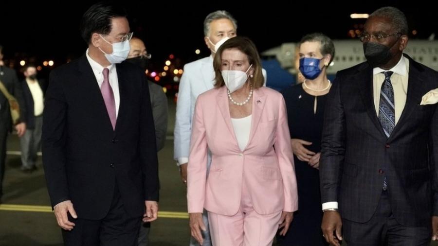 A presidente da Câmara dos EUA, Nancy Pelosi, é recebida pelo ministro das Relações Exteriores de Taiwan, Joseph Wu (à esq.), no aeroporto Songshan - EPA/Taiwan Ministry of Foreign Affairs 