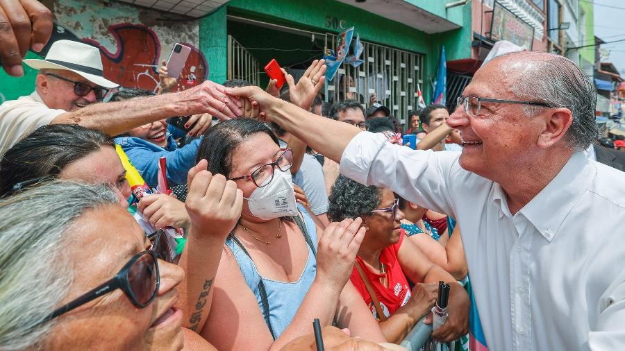 Alckmin, durante caminhada em São Mateus, na zona leste da capital paulista: na campanha do 1º turno, ele chegou a viajar para conversar com diferentes setores - RICARDO STUCKERT