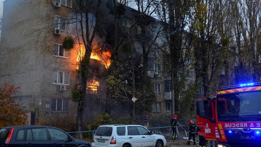 15.nov.22 - Bombeiros trabalham para apagar um incêndio em um prédio residencial atingido por um ataque de míssil russo, em meio ao ataque da Rússia à Ucrânia, em Kyiv - STRINGER/REUTERS