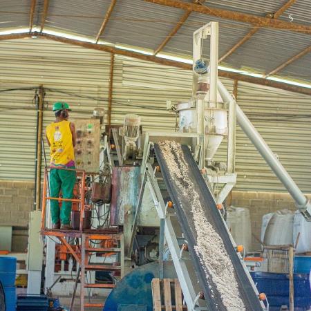 Um funcionário da empresa Trenatec Engenharia, em Porto Seguro, ficou preso em uma máquina de misturar concreto. - Reprodução/Instagram
