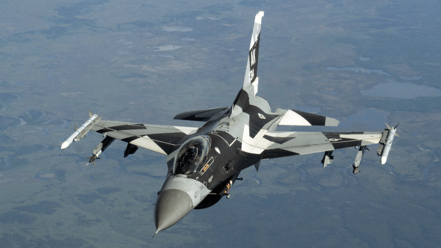 O caça F-16 no ar; modelo pode ser complemento ao Gripen, vindo da Suécia
