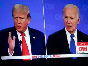 Biden 'trava' ao falar de gastos com saúde em debate contra Trump; vídeo