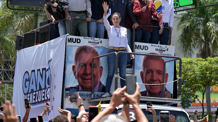 A líder da oposição venezuelana, Maria Corina Machado, acena de cima de um caminhão durante uma manifestação de protesto contra os resultados das eleições presidenciais, em Caracas, em 3 de agosto de 2024