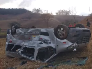 Van capota a caminho de velório e deixa dois mortos e 14 feridos em MG