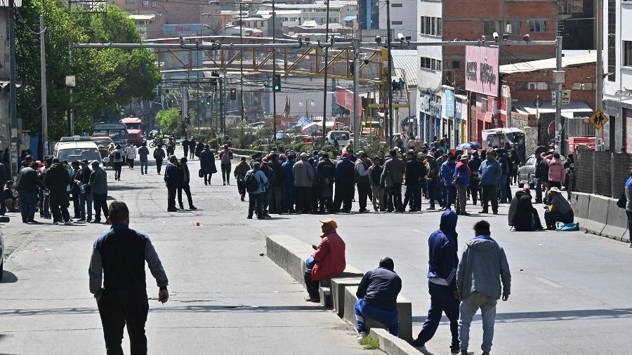 Motoristas de transporte público bloqueiam ruas de La Paz durante greve de 24 horas - AIZAR RALDES / AFP