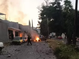 Três policiais ficam feridos por explosão de carro-bomba no centro do México