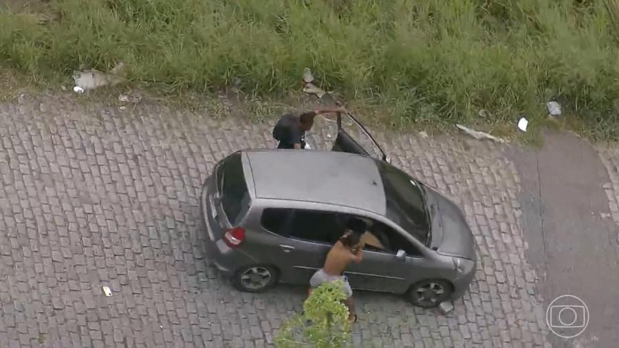 Homens colocaram corpo de PM dentro de carro e soltaram veículo em ladeira no Rio - TV Globo/Reprodução