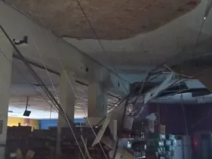 Teto de supermercado desaba e deixa 2 pessoas feridas em SP